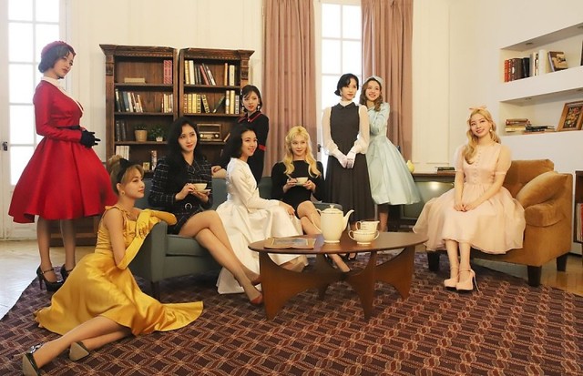 TWICE以復古裙裝亮相。 (翻攝自推特)