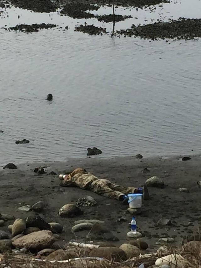 仔細看，才知道那人在專注拍攝水鳥生態。(翻攝臉書《爆怨公社》)