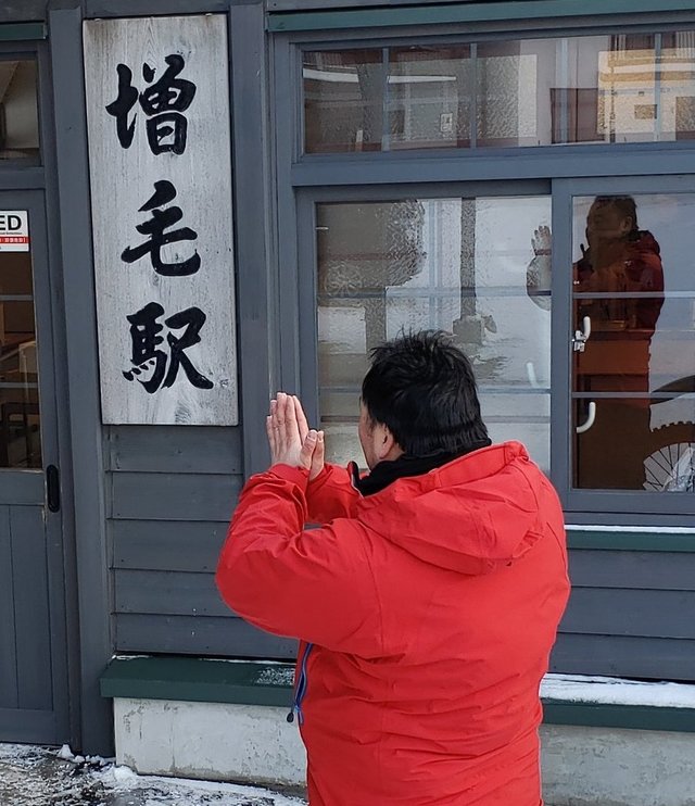 網友幫忙P圖，讓男子頂上增毛(翻攝推特)