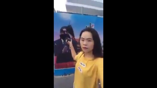 董瑤瓊向習近平的畫像潑墨抗議。