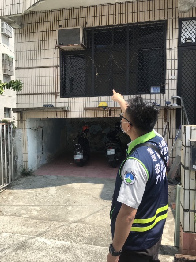 環保局人員稽查冷氣滴水(台南市環保局提供)