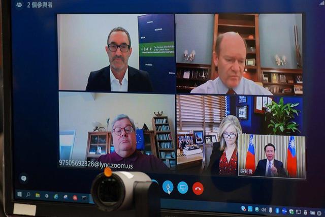 美國聯邦參議員布蕾波恩（Marsha Blackburn, 右下）、美國聯邦參議員昆斯（Chris Coons, 右上）及歐洲議會議員包瑞翰（Reinhard Bütikofer, 左下）同場與談。