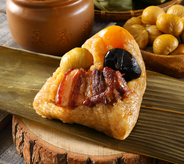 萊爾富推出特色名粽-亞緻天香東坡粽禮盒，NT 580元 (5入)。(萊爾富提供)