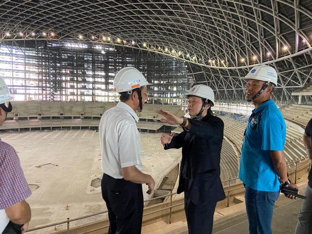 台北市議員王世堅視察大巨蛋工程。(翻攝王世堅臉書)