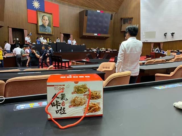 (翻攝蔡易餘臉書)