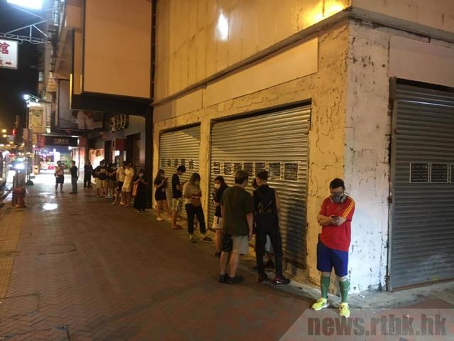 香港旺角一帶的報攤，一度出現人龍。(翻攝《香港電台網站》)