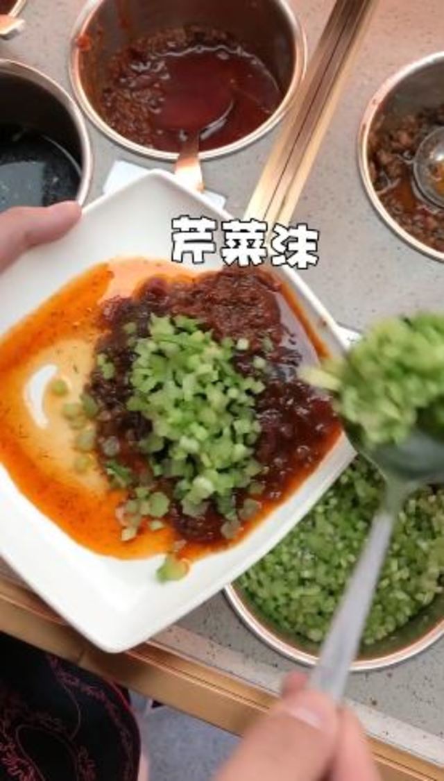 先去調料區取材料。（翻攝微博／深夜食記）