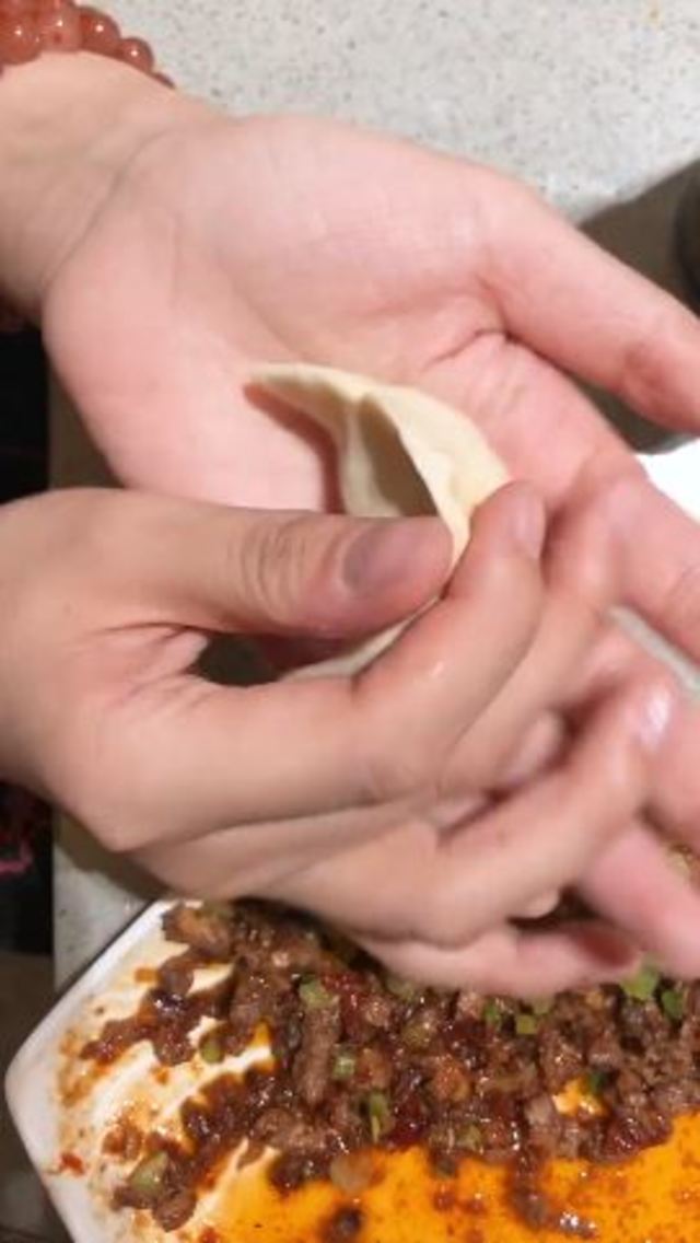 「一放、二蓋、三捏」，一顆水餃就包好了。（翻攝微博／深夜食記）