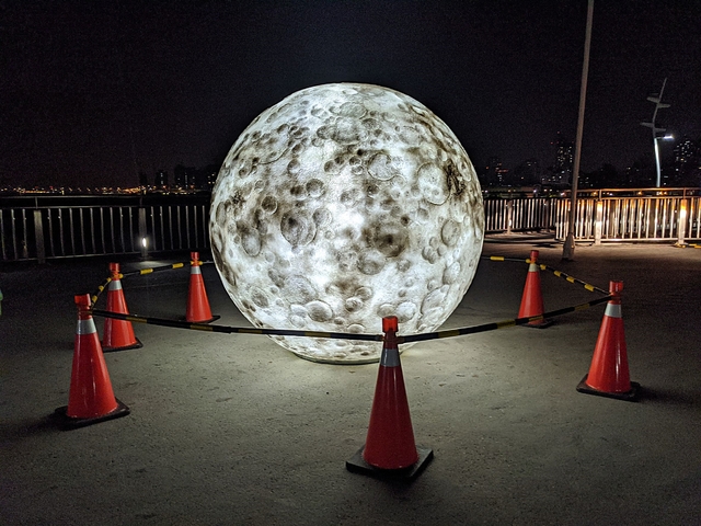 維修師傅以深淺不同的顏料覆蓋，盡量恢復了巨型月亮的原貌。(高灘處提供)