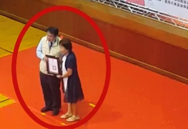 活動上黃偉哲沒戴口罩，遭舉發罰款。(翻攝畫面)