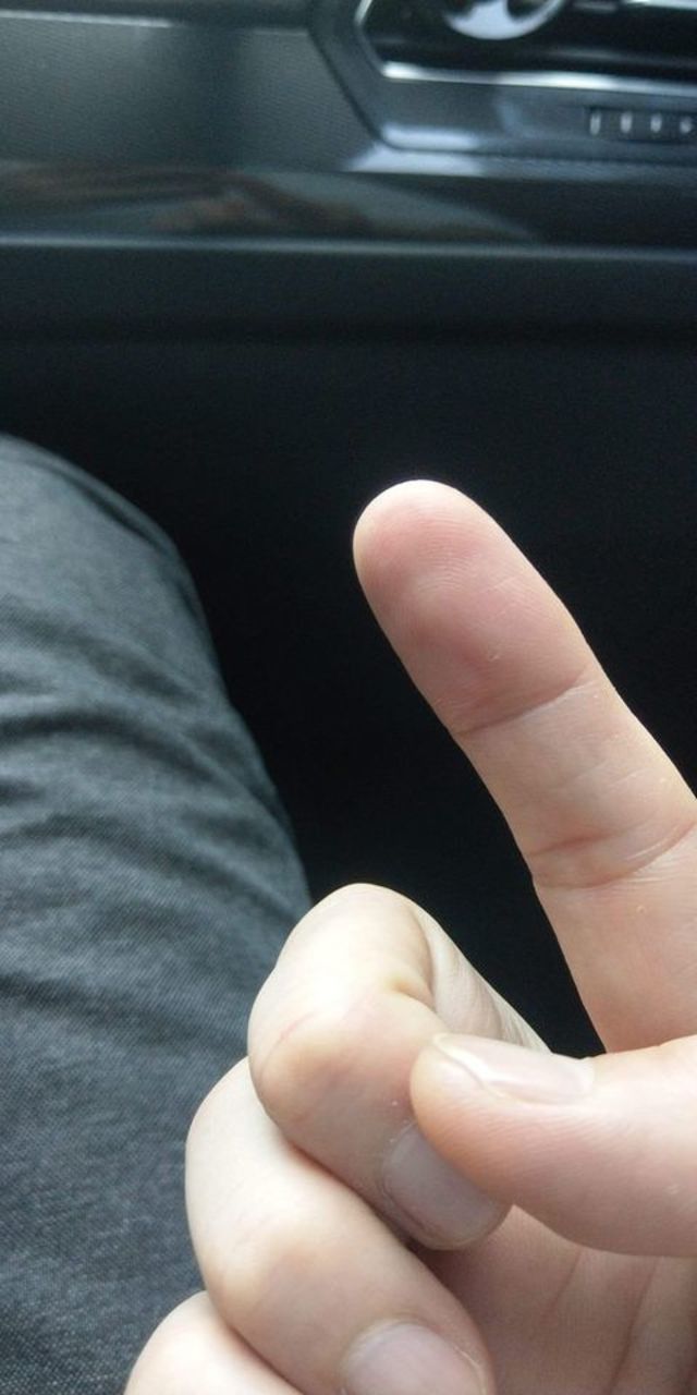 鄭運鵬的手指，需要歐洲抽卡的讀者可以自行下載。(翻攝鄭運鵬臉書)