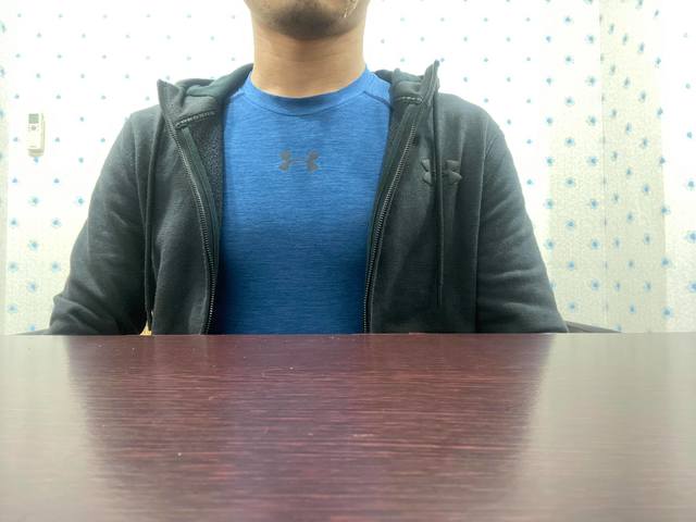 吳姓經紀人側拍。