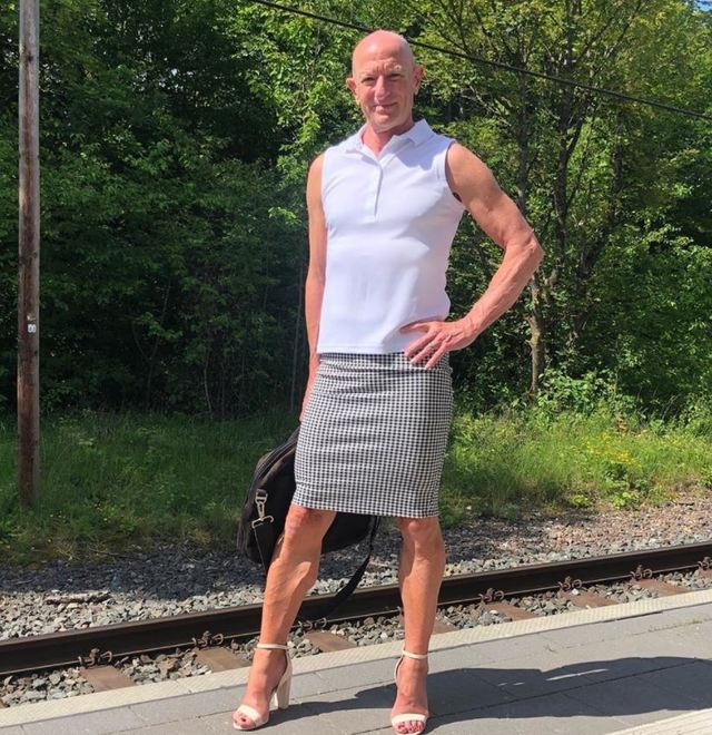 「穿窄裙高跟鞋上班」 已婚男工程師：衣服無性別之分