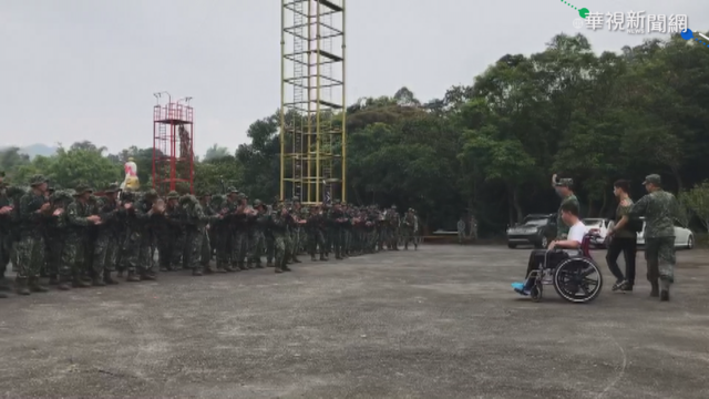 鋼鐵傘兵秦良丰現身特3營 為戰友打氣