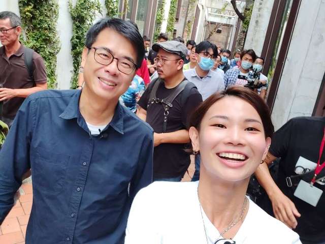 戴資穎任高雄觀光大使 邀陳其邁駁二打球自拍