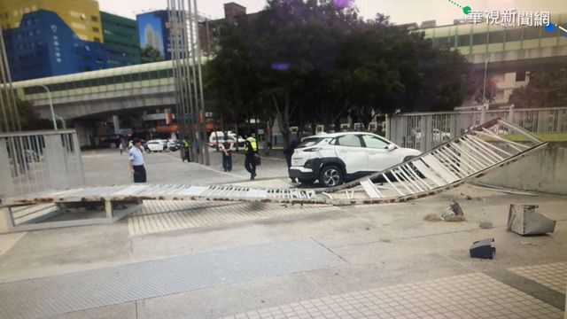轎車失控打滑? 公園劇場鐵門遭撞斷