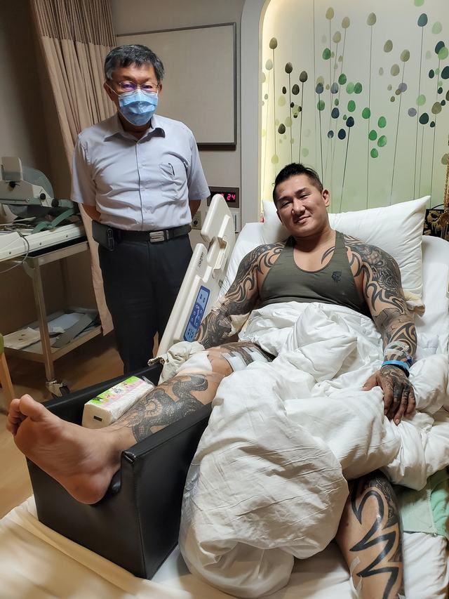 館長受槍傷時柯文哲也曾去探視，兩人交情不錯。(翻攝自飆捍臉書)