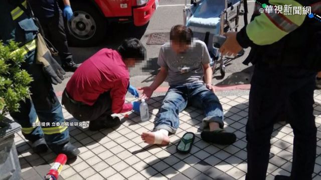 向高嘉瑜陳情 男子突潑汽油欲自焚