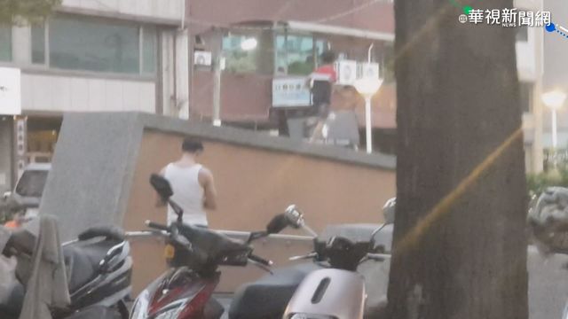家長沒在顧?!放任童爬近2米高圍牆