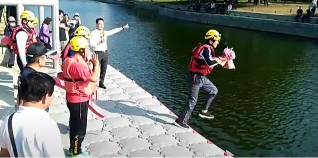 謝龍介跳溪現場畫面。