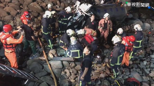 灑水車衝破護欄墜岸邊 駕駛一度受困