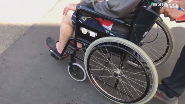 孫「飆輪椅」過馬路 害嬤撲地送醫