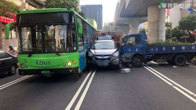 轎車疑闖紅燈害4車連撞 7人輕重傷