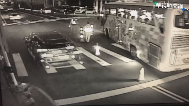 交通問題與警爭執 遊覽車駕駛遭上銬