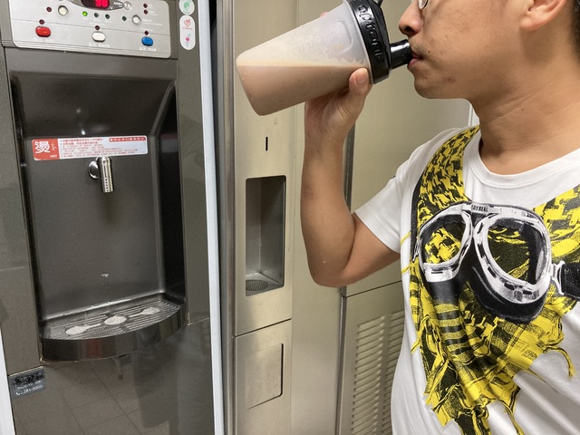 到新北運動中心健身 男子買高蛋白飲竟喝到「滿嘴蛆」