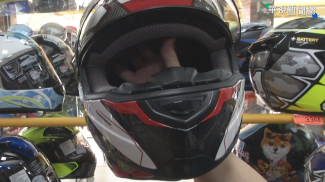 撞環保車騎士卡車底 全罩安全帽保命