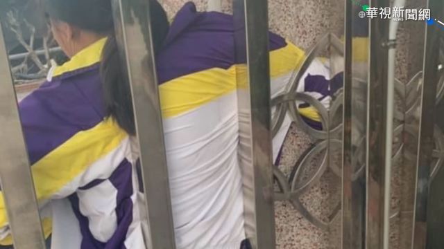 忘帶遙控器 女學生伸縫隙開門被夾傷