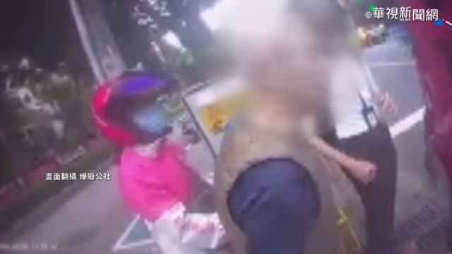 翁過馬路倒栽蔥 2外送員肉身擋車相助