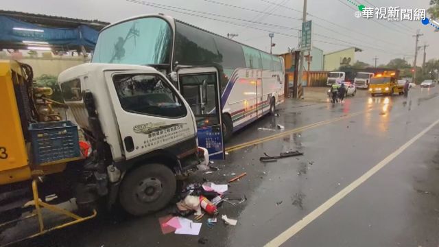 垃圾車對撞遊覽車 2駕駛一度受困