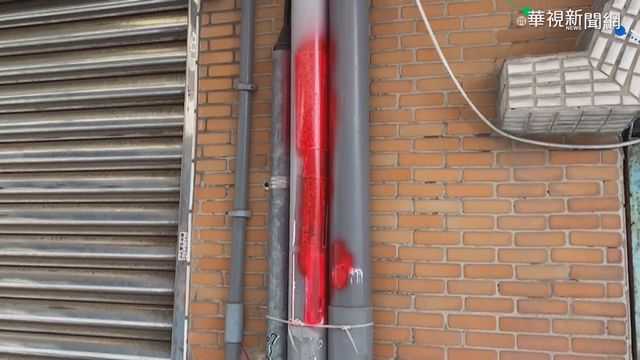 噴紅漆掩蓋小廣告 鄰里家門變花臉