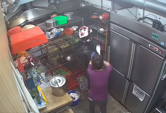 兒友人直闖便當店 遭強悍媽「飯匙」一陣暴打！