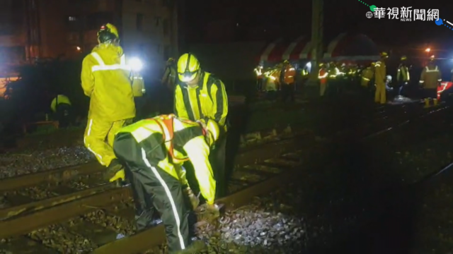 蘇揆夜訪鐵路道班員 送宵夜打氣