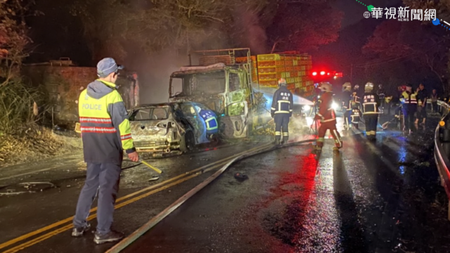 貨車遭對向轎車撞起火 雞隻被燒死