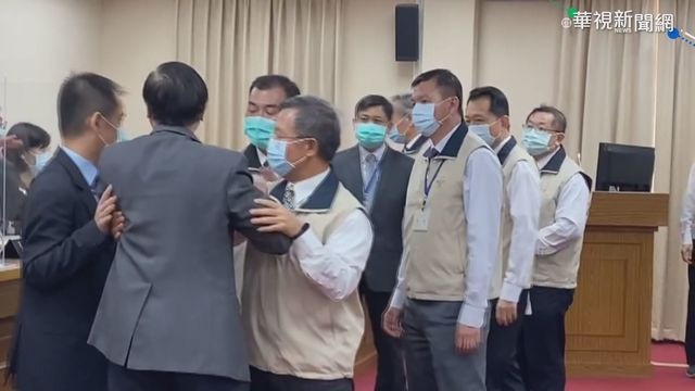 立院衝突! 馮世寬遭藍委鄭天財潑咖啡