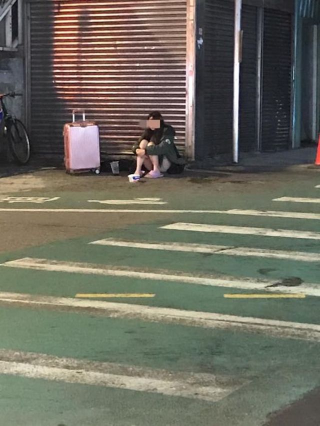 年輕女子深夜獨坐車站 父嘆：勸了多次仍這樣！