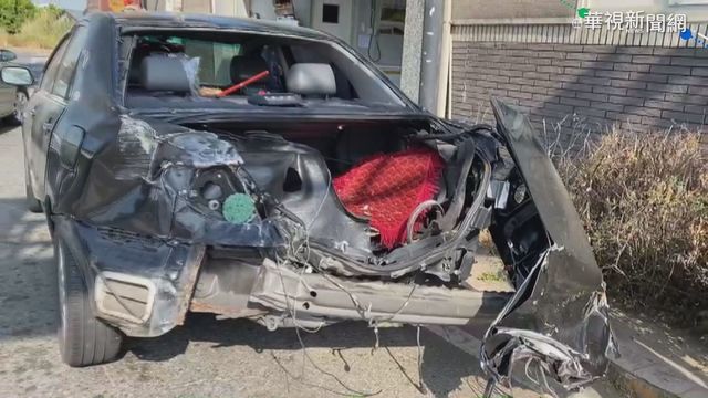 紅燈回堵卡平交道 轎車駕駛驚險逃命