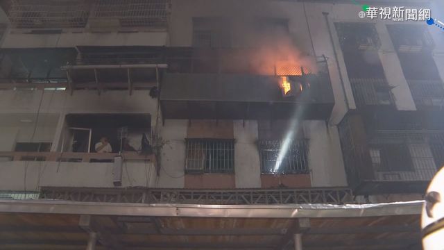 嘉義民宅凌晨大火 一家6口困頂樓待援