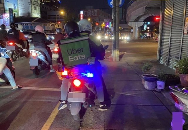 員警兼差送外送?! 背後原因有暖心故事
