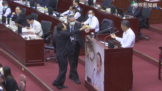 諷柯「愛膨風」 王世堅送大青蛙童書