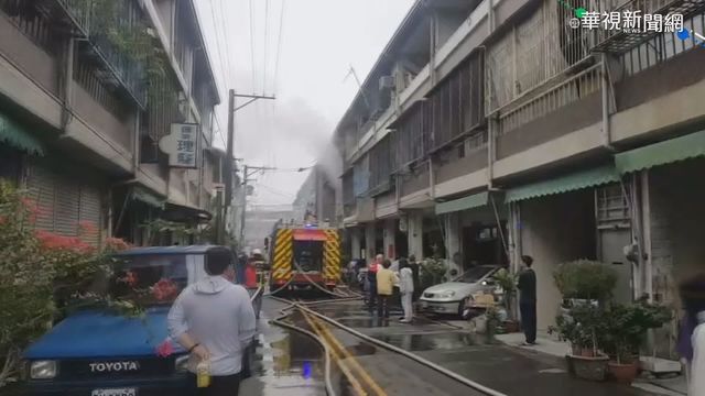 透天厝竄火冒濃煙 一家四口一度受困