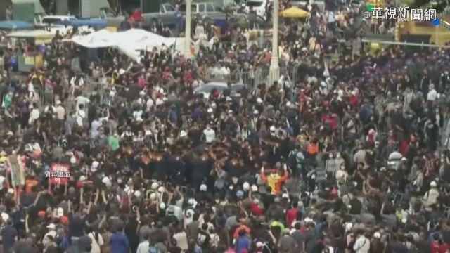 泰示威者送信給泰王 遭警誤噴水柱