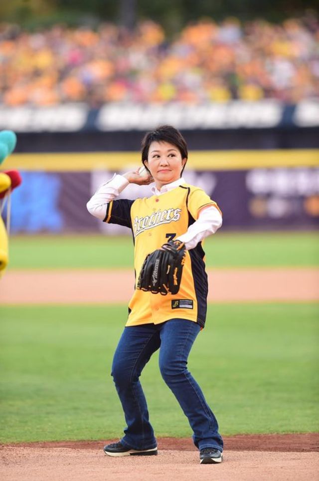 兄弟輸就戴獅子頭跑行程 網狂問盧秀燕：準備好沒？