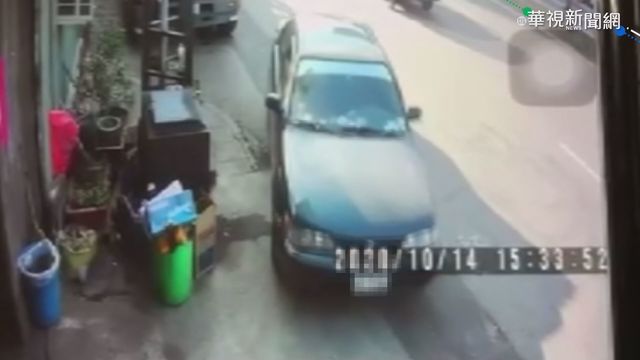 忘拉煞車.打R檔 轎車倒退嚕撞進機車行