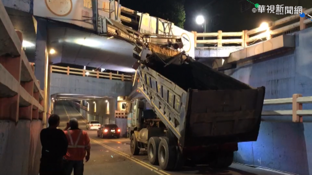 車後斗突彈起釀禍 聯結車卡地下道