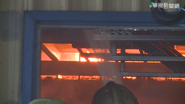 新北塑膠倉庫竄火 隔壁2廠房也遭殃