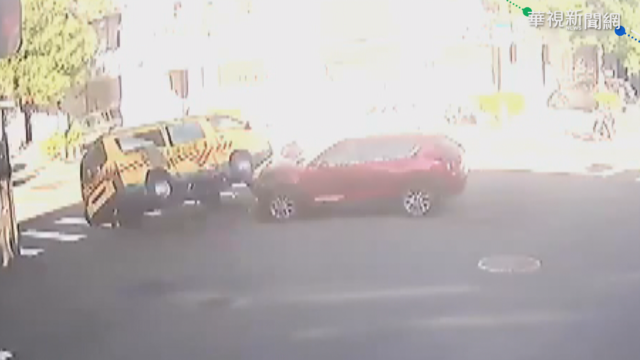 休旅車疑闖紅燈 撞翻娃娃車4人受傷